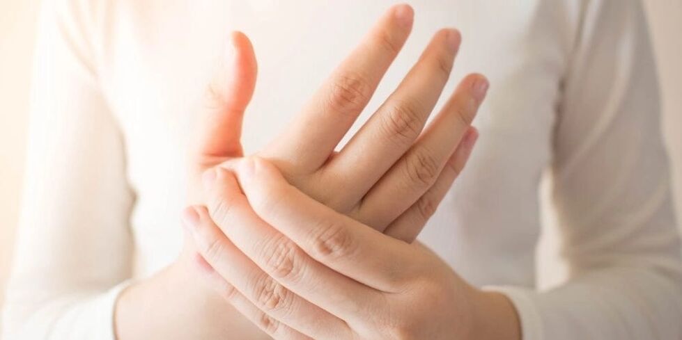Bei Gicht treten stechende Schmerzen in den Fingergelenken auf, begleitet von Knochenwachstum an den Fingergliedern.