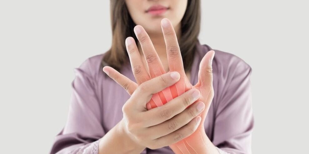 Rötungen der Haut und verstärkte Schmerzen in den Fingergelenken sind Symptome einer rheumatoiden Arthritis.