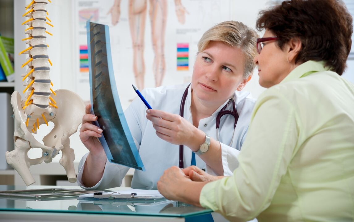 Der Arzt gibt Empfehlungen für zervikale Osteochondrose